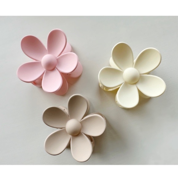 SALE!! Bundle of 3 Light Color Flower Hair Claws Clips - Picture 1 of 6